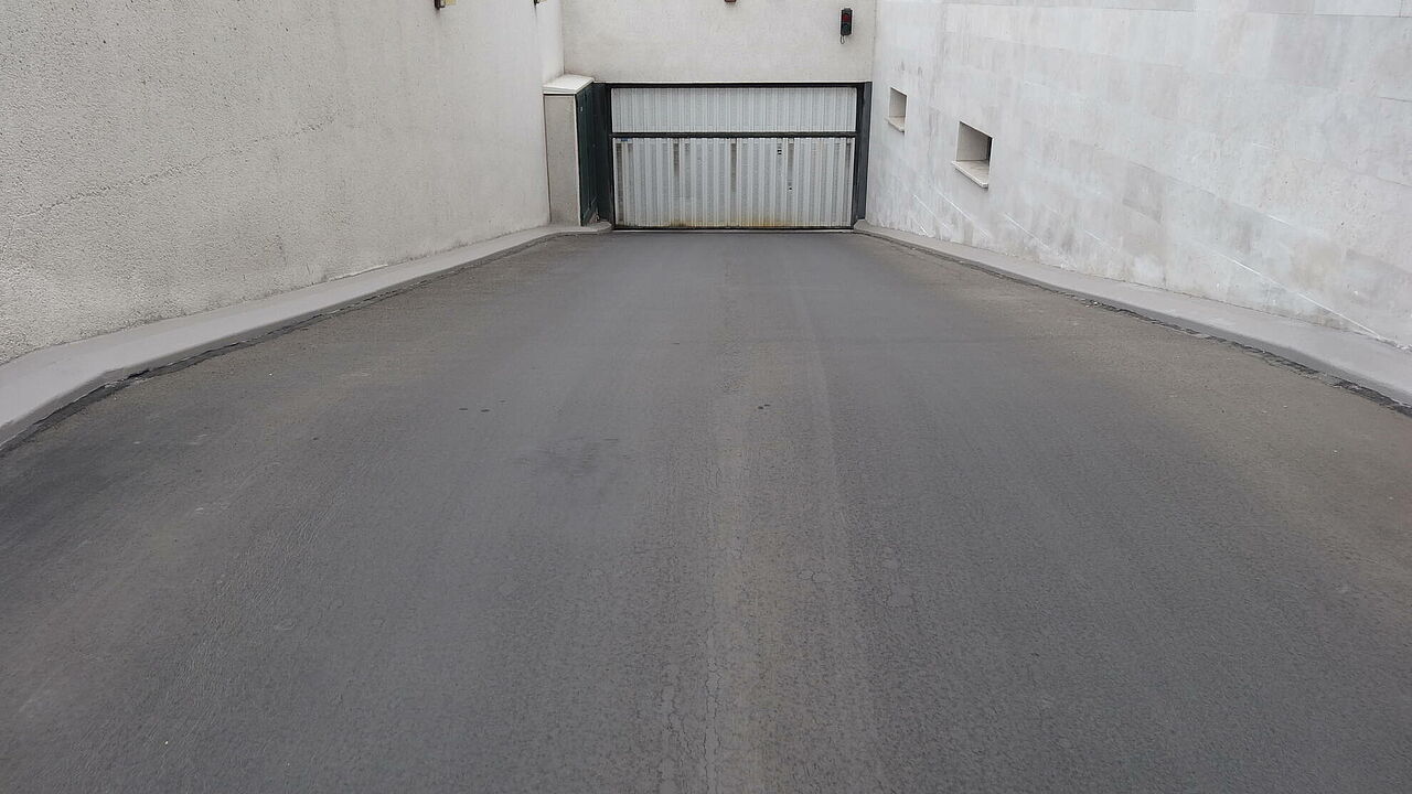 Rampa de acceso pavimentada con asfalto fundido