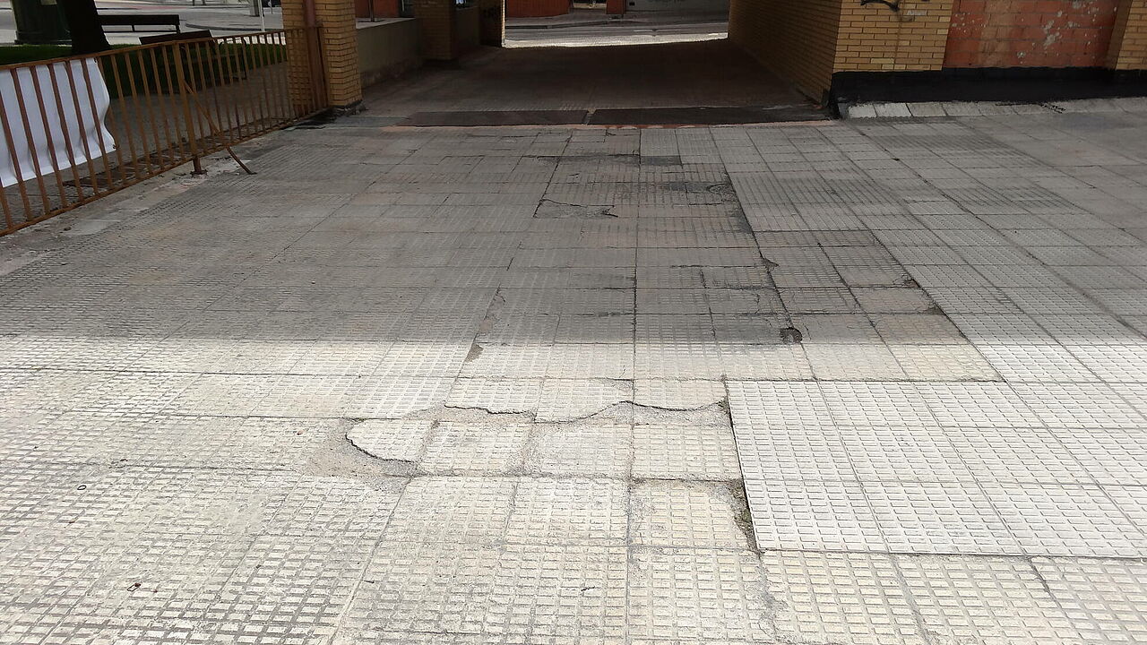 Baldosa deteriorada por heladas y tráfico